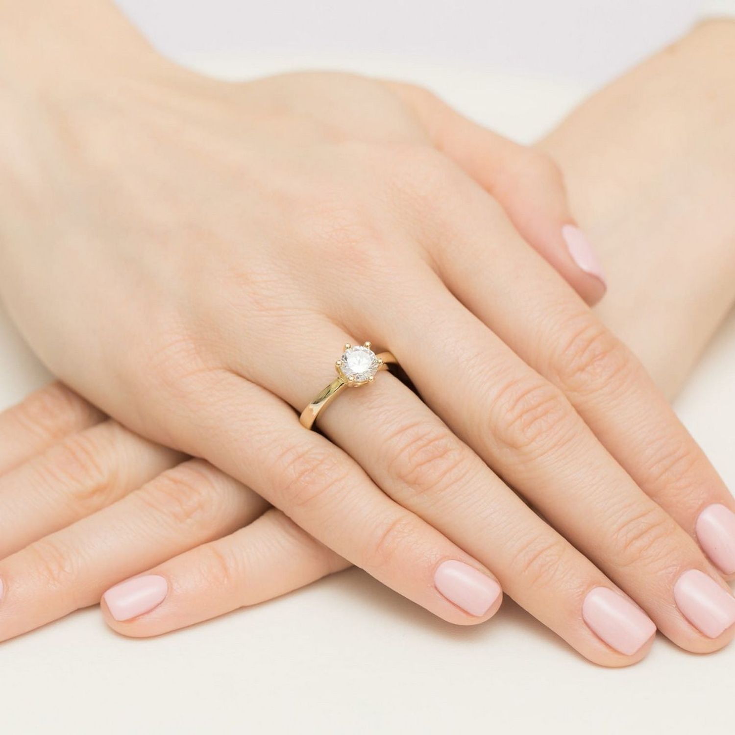 Pierścionek złoty W0482 z diamentem laboratoryjnym 1.00 ct (6.5 mm, VS2 F). Wykonany z żółtego złota próby 585, waga 3.7–4.9 g, wysokość korony 7.0 mm. Luksusowy pierścionek 1.jpg