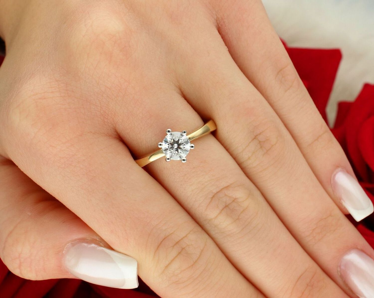 Pierścionek złoty W0482 z diamentem laboratoryjnym 1.00 ct (6.5 mm, VS2 F). Wykonany z żółtego złota próby 585, waga 3.7–4.9 g, wysokość korony 7.0 mm. Luksusowy pierścionek 1.jpg