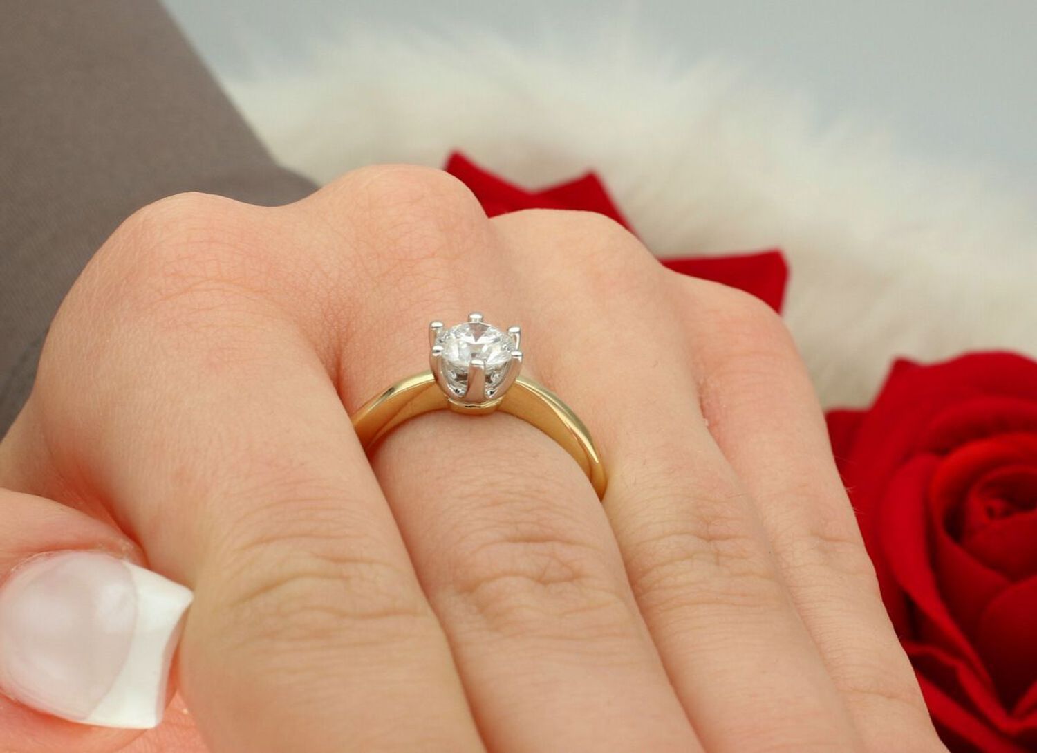 Pierścionek złoty W0482 z diamentem laboratoryjnym 1.00 ct (6.5 mm, VS2 F). Wykonany z żółtego złota próby 585, waga 3.7–4.9 g, wysokość korony 7.0 mm. Luksusowy pierścionek 1.jpg