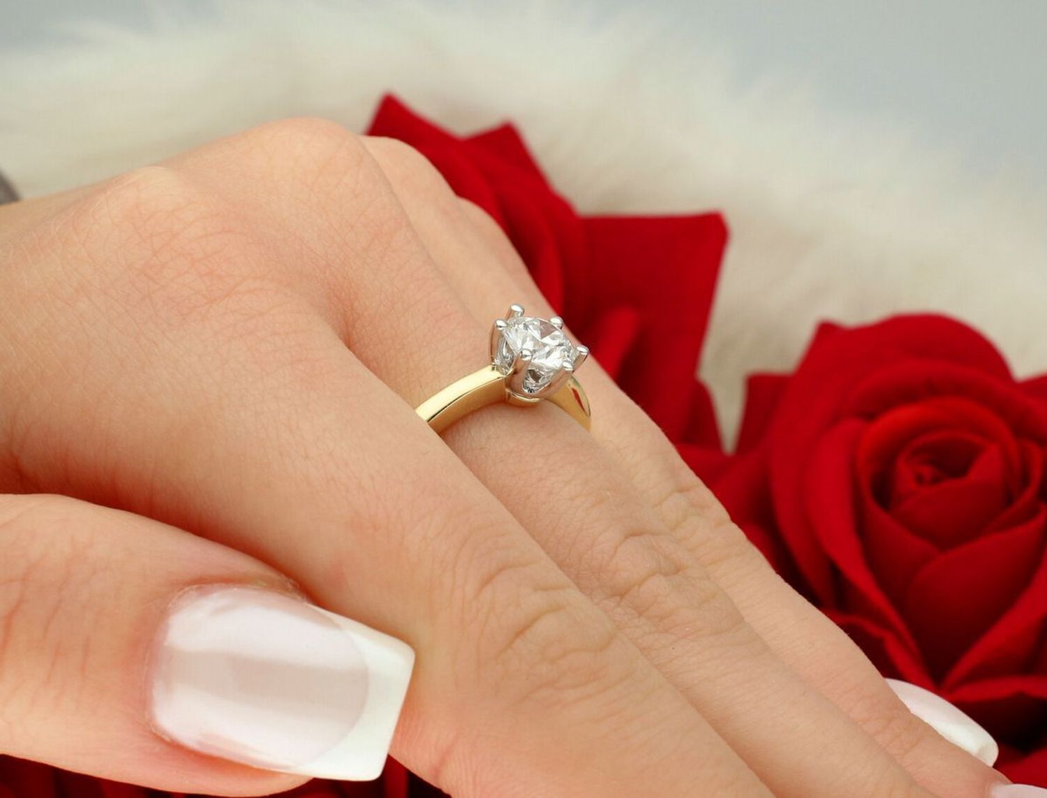 Pierścionek złoty W0482 z diamentem laboratoryjnym 1.00 ct (6.5 mm, VS2 F). Wykonany z żółtego złota próby 585, waga 3.7–4.9 g, wysokość korony 7.0 mm. Luksusowy pierścionek 1.jpg