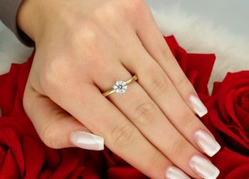 Pierścionek złoty W0482 z diamentem laboratoryjnym 1.00 ct (6.5 mm, VS2 F). Wykonany z żółtego złota próby 585, waga 3.7–4.9 g, wysokość korony 7.0 mm. Luksusowy pierścionek 5.jpg