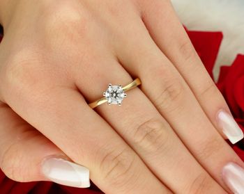 Pierścionek złoty W0482 z diamentem laboratoryjnym 1.00 ct (6.5 mm, VS2 F). Wykonany z żółtego złota próby 585, waga 3.7–4.9 g, wysokość korony 7.0 mm. Luksusowy pierścionek Premium, idealny 6.jpg
