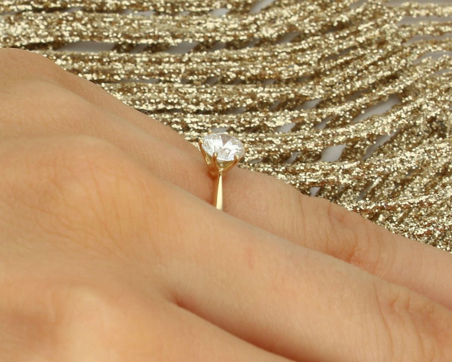 Elegancki pierścionek W0553 z diamentem laboratoryjnym 0.70ct w żółtym złocie 585. Luksusowy model Premium – perfekcyjny blask, etyczne piękno i ponadczasowa elegancja.1.jpg