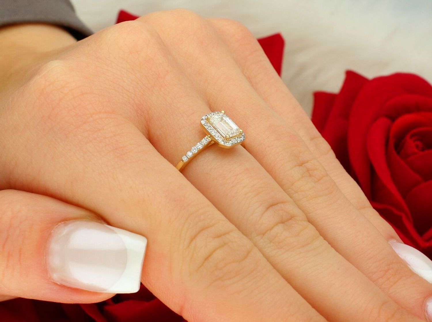 Pierścionek złoty W0575 z diamentem laboratoryjnym 0.60 ct (oktagon) i 30 dodatkowymi diamentami 0.186 ct. Wykonany z żółtego złota próby 585, szerokość szyny 1.6 mm, wysokość korony 5.5 mm, 1.jpg