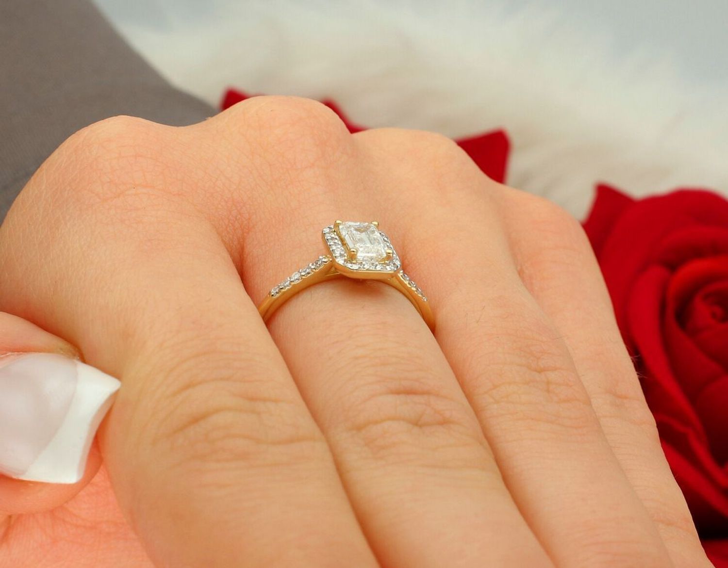 Pierścionek złoty W0575 z diamentem laboratoryjnym 0.60 ct (oktagon) i 30 dodatkowymi diamentami 0.186 ct. Wykonany z żółtego złota próby 585, szerokość szyny 1.6 mm, wysokość korony 5.5 mm, 1.jpg