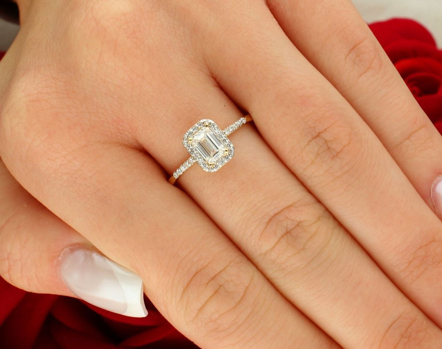 Pierścionek złoty W0575 z diamentem laboratoryjnym 0.60 ct (oktagon) i 30 dodatkowymi diamentami 0.186 ct. Wykonany z żółtego złota próby 585, szerokość szyny 1.6 mm, wysokość korony 5.5 mm, 1.jpg