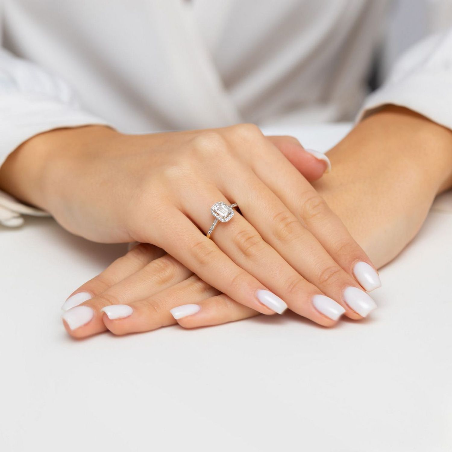 Pierścionek złoty W0575 z diamentem laboratoryjnym 0.60 ct (oktagon) i 30 dodatkowymi diamentami 0.186 ct. Wykonany z żółtego złota próby 585, szerokość szyny 1.6 mm, wysokość korony 5.5 mm, 1.jpg