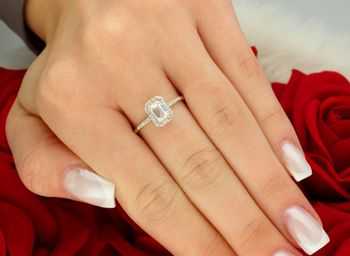 Pierścionek złoty W0575 z diamentem laboratoryjnym 0.60 ct (oktagon) i 30 dodatkowymi diamentami 0.186 ct. Wykonany z żółtego złota próby 585, szerokość szyny 1.6 mm, 4.jpg