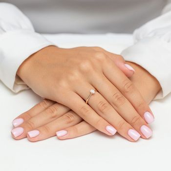 Odkryj pierścionek W0581 z diamentem laboratoryjnym 0.30ct w żółtym złocie. Elegancki, etyczny i olśniewający – idealny wybór na zaręczyny lub wyjątkowy prezent.4.jpg