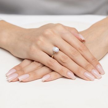 Ekskluzywny pierścionek W0688 z diamentem laboratoryjnym 2.00ct w żółtym złocie. Klasa Premium – imponujący blask, doskonała czystość VS2 F i nowoczesna elegancja w luksusowym wydaniu.4.jpg