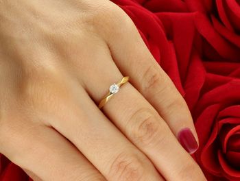 Złoty pierścionek W0484 z diamentem 0,15 ct o czystości SI2 i barwie H. Klasyczna elegancja w żółtym złocie 585 – idealny pierścionek zaręczynowy lub prezent na wyjątkową okazję.5.jpg