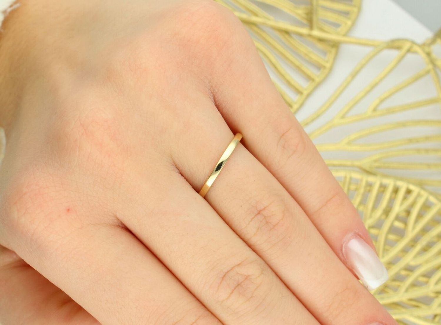 Elegancki pierścionek damski DIAPRSP150Z585S0.30 ze srebra próby 925 z naturalnym szafirem 0,30 ct, średnica kamienia 4 mm, lekki i subtelny – idealny na prezent lub zaręczyny.1.jpg