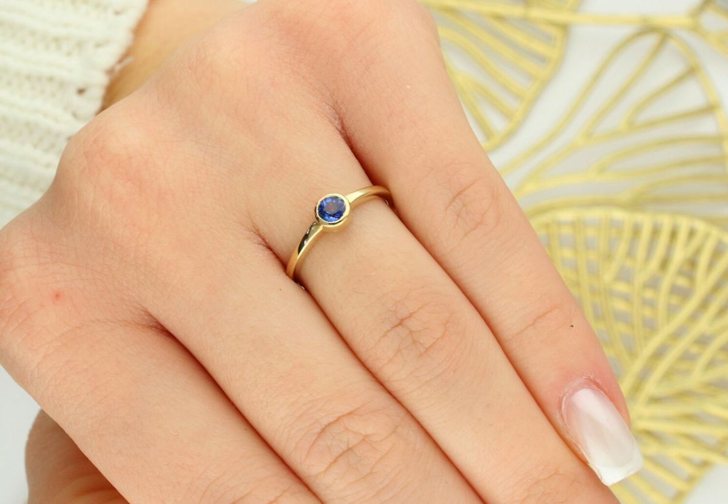 Elegancki pierścionek damski DIAPRSP150Z585S0.30 ze srebra próby 925 z naturalnym szafirem 0,30 ct, średnica kamienia 4 mm, lekki i subtelny – idealny na prezent lub zaręczyny.1.jpg
