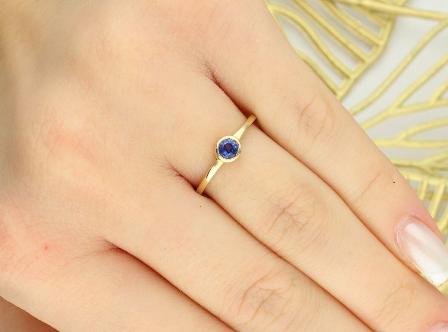 Elegancki pierścionek damski DIAPRSP150Z585S0.30 ze srebra próby 925 z naturalnym szafirem 0,30 ct, średnica kamienia 4 mm, lekki i subtelny – idealny na prezent lub zaręczyny.1.jpg