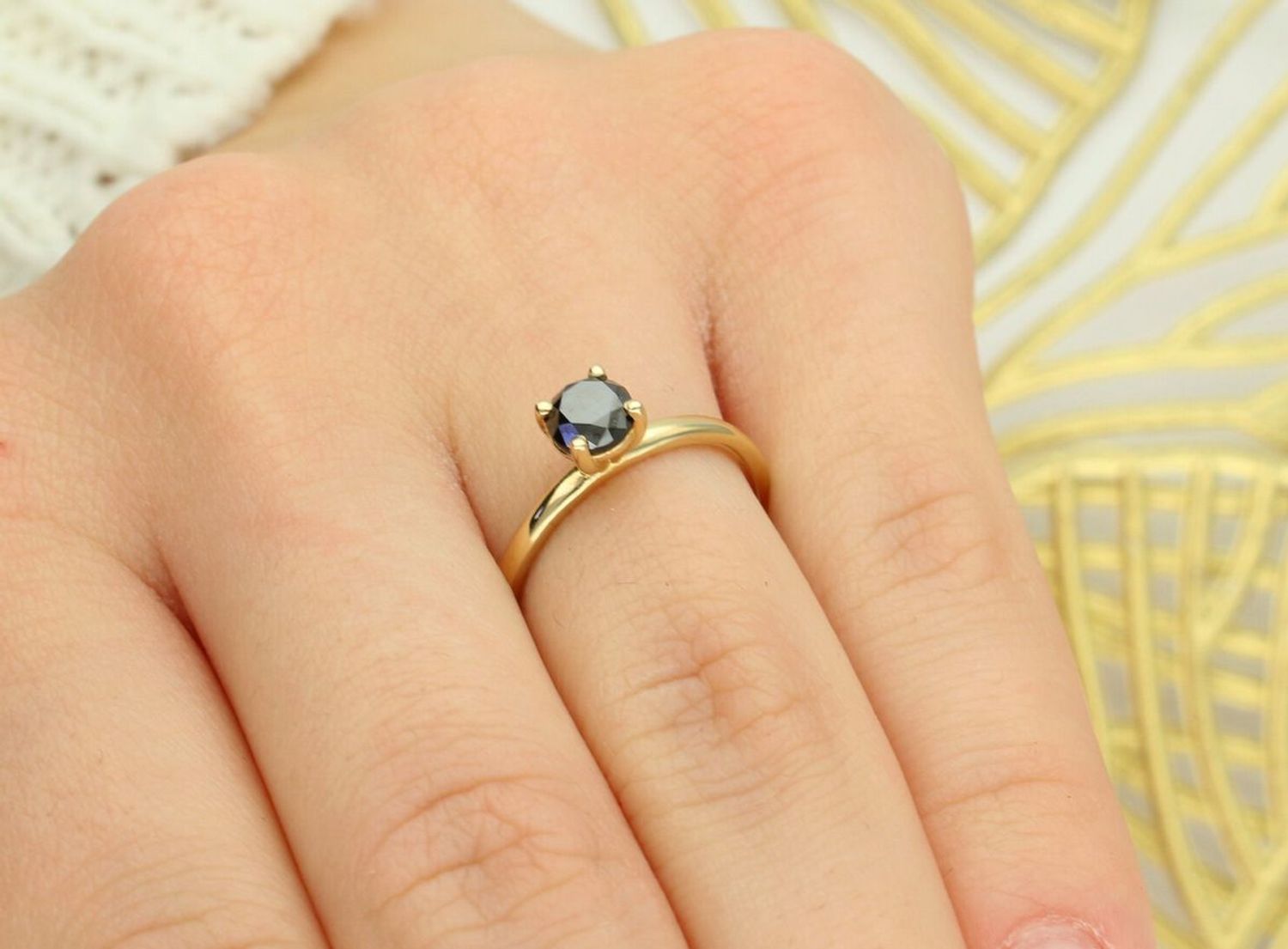 Elegancki pierścionek damski DIAPRSW0000BLACKZ585 ze złota próby 585 z czarnym brylantem 0,50 ct. Nowoczesny design i luksusowy charakter, idealny na prezent lub wyjątkową okazję.1.jpg