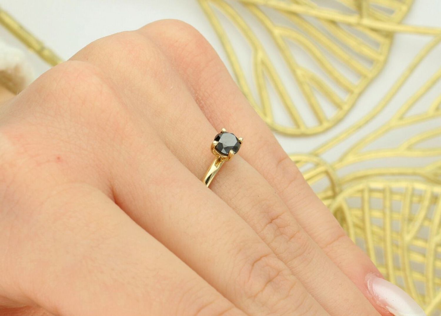 Elegancki pierścionek damski DIAPRSW0000BLACKZ585 ze złota próby 585 z czarnym brylantem 0,50 ct. Nowoczesny design i luksusowy charakter, idealny na prezent lub wyjątkową okazję.1.jpg