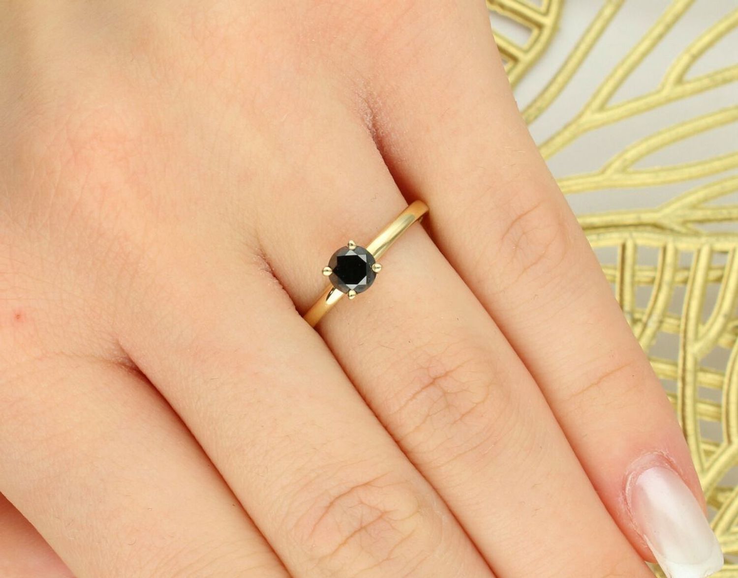 Elegancki pierścionek damski DIAPRSW0000BLACKZ585 ze złota próby 585 z czarnym brylantem 0,50 ct. Nowoczesny design i luksusowy charakter, idealny na prezent lub wyjątkową okazję.1.jpg