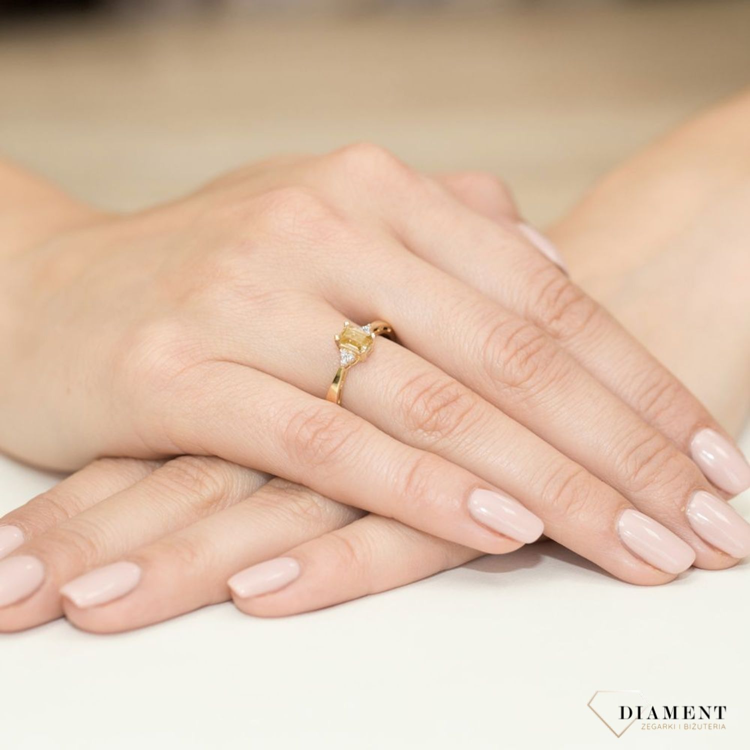 Złoty pierścionek damski 585 Cytryn otulony Diamentami 0.03 ct  Pierścionek z żółtego 14 karatowego złota z Diamentami, idealny prezent dla każdej kobiety. Możliwość zamówienia Twojego Rozmiaru..jpg
