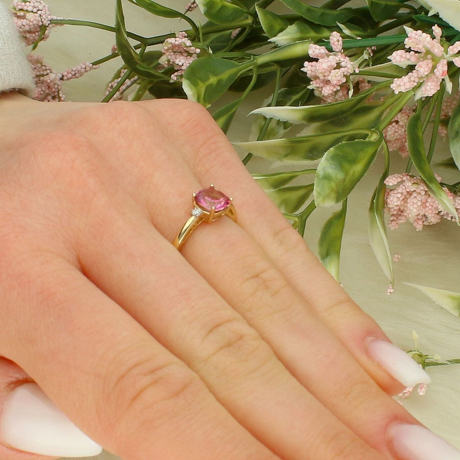 Złoty pierścionek Damski 585 Centralny Topaz Różowy i Diamenty 0.03 ct APRSW003Z585RT1.10DI Pierścionek z żółtego 14 karatowego złota z Diamentami, idealny prezent dla każdej kobiety. Możliwość zamówienia Twojego Rozmiaru..jpg