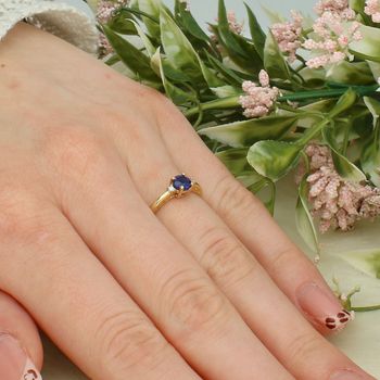 Złoty pierścionek z szafirem 0,50 ct i diamentami 0,06 ct – złoto 585, rozmiar 15 585.jpg