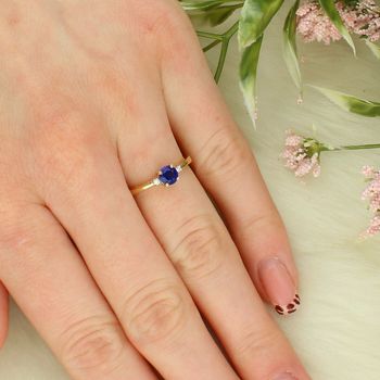 Złoty pierścionek z szafirem 0,50 ct i diamentami 0,06 ct – złoto 585, rozmiar 15 szafir.jpg