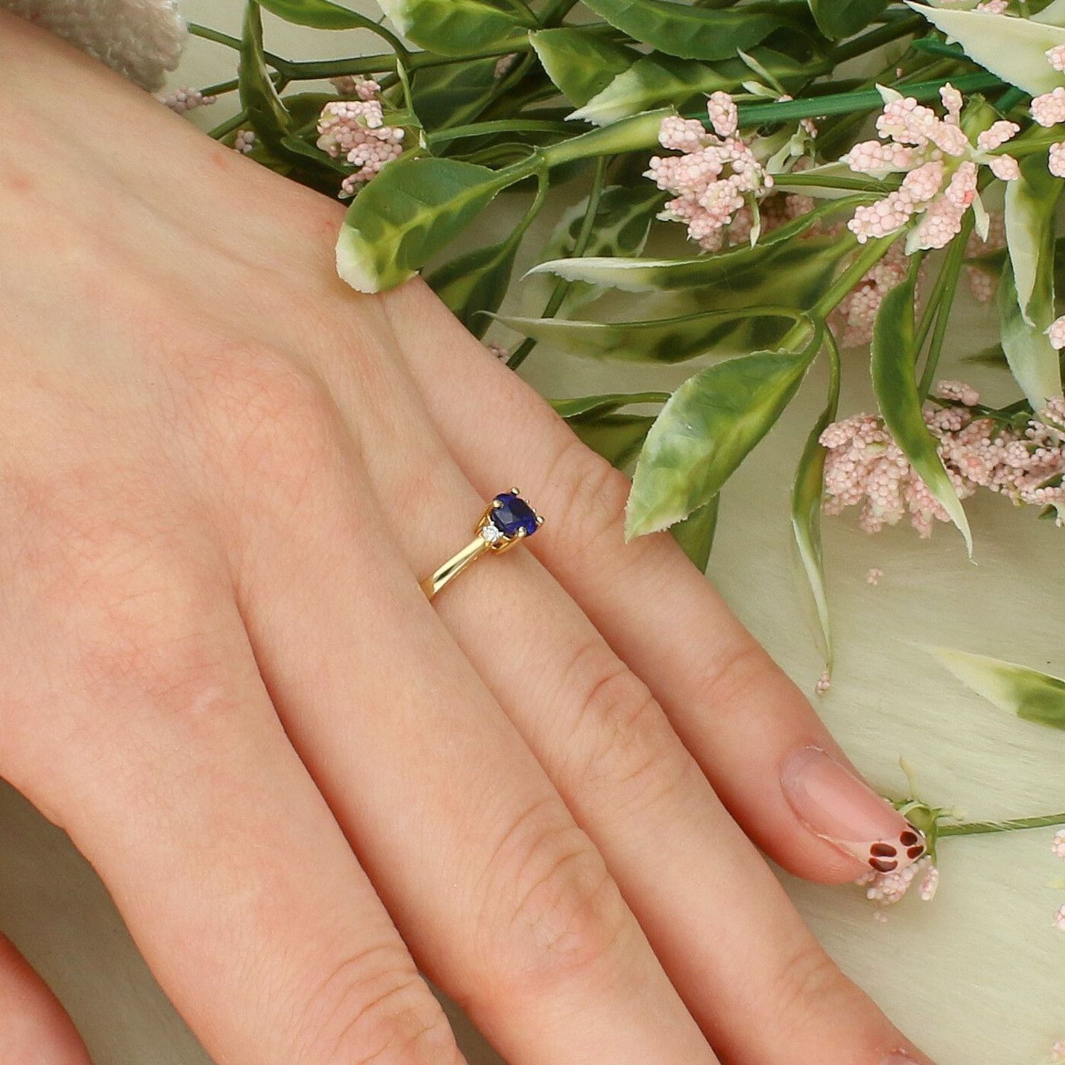 Złoty pierścionek z szafirem 0,50 ct i diamentami 0,06 ct – złoto 585, rozmiar 15.jpg