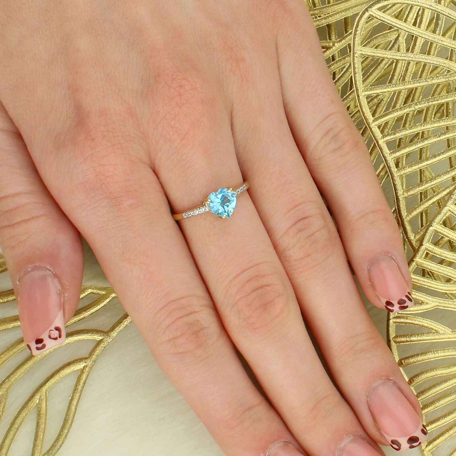 Złoty pierścionek damski 585 Topaz Sky Blue o formie serca i Diamenty 0.04 ct DIAPRSW031Z585T1.20  Pierścionek z żółtego 14 karatowego złota z Diamentami, idealny prezent dla każdej kobiety. Możliwość zamówienia Twojego Rozm.jpg