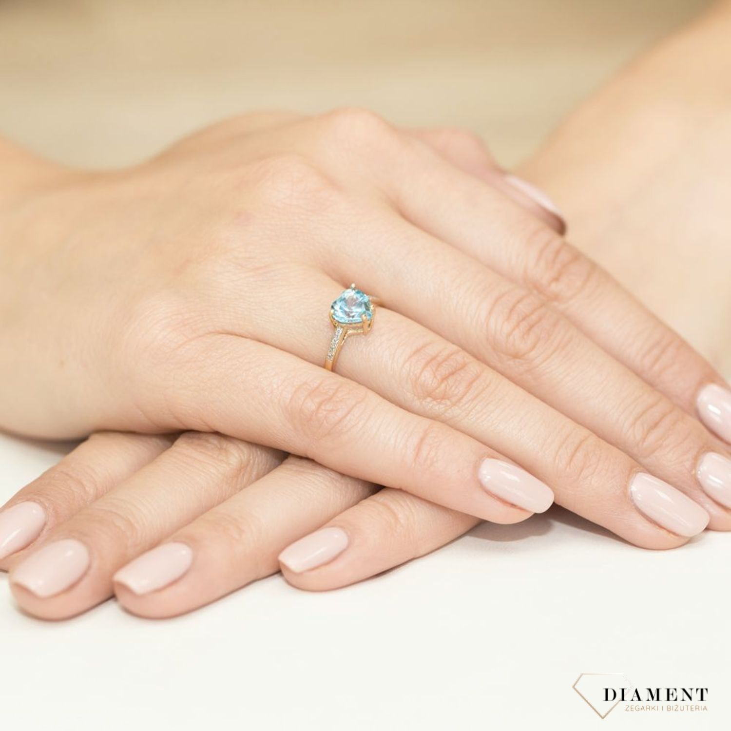 Złoty pierścionek damski 585 Topaz Sky Blue o formie serca i Diamenty 0.04 ct DIAPRSW031Z585T1.20  Pierścionek z żółtego 14 karatowego złota z Diamentami, idealny prezent dla każdej kobiety. Możliwość zamówienia Twojego Rozm.jpg