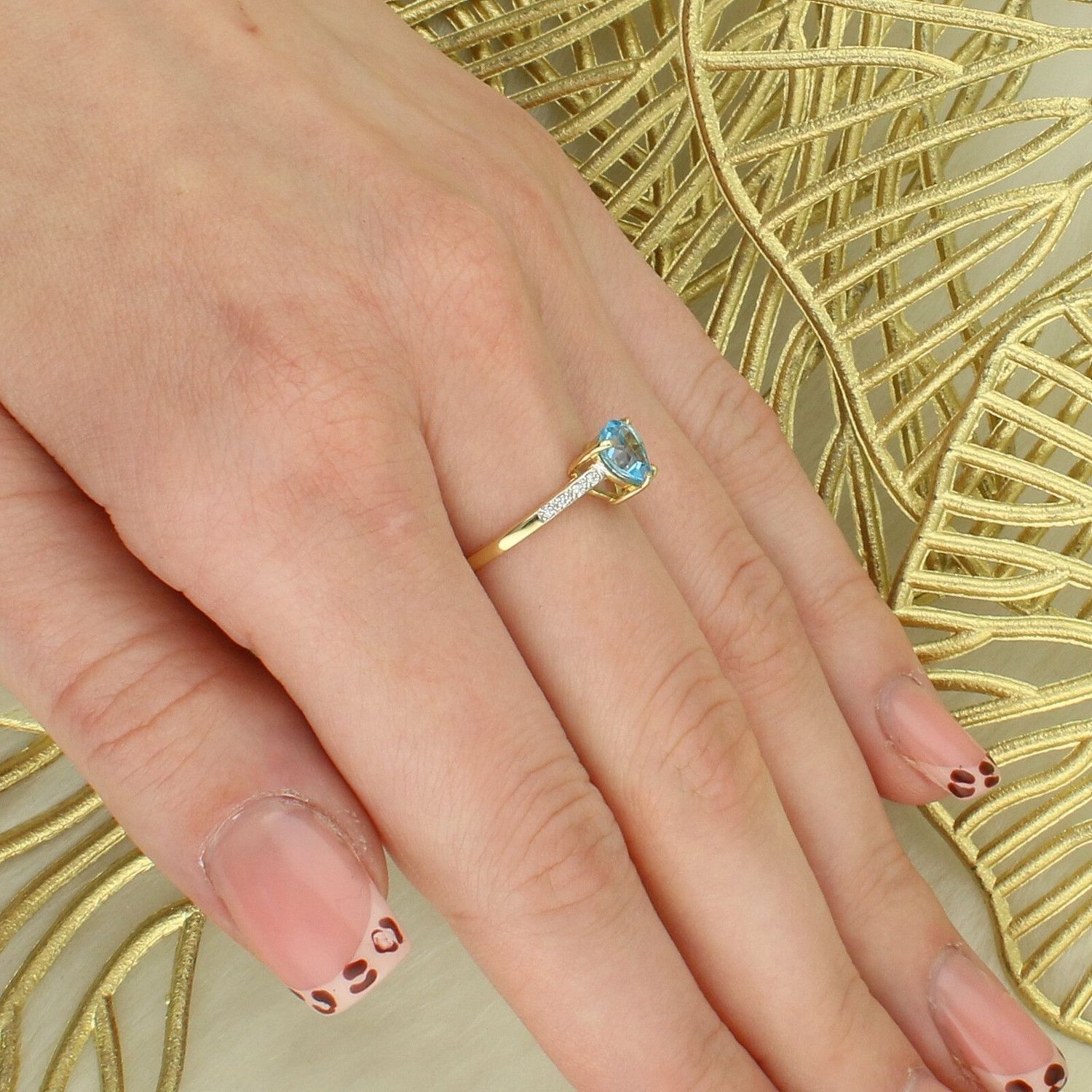 Złoty pierścionek damski 585 Topaz Sky Blue o formie serca i Diamenty 0.04 ct DIAPRSW031Z585T1.20  Pierścionek z żółtego 14 karatowego złota z Diamentami, idealny prezent dla każdej kobiety. Możliwość zamówienia Twojego Rozm.jpg