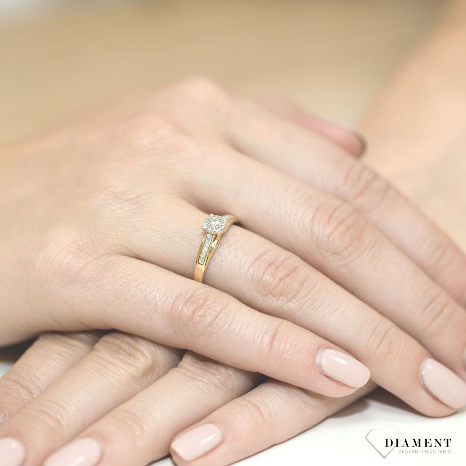 Złoty pierścionek damski 585 Bogato zdobiony pierścionek z Diamentami 0.13 ct DIAPRSW034Z585B0.13  Pierścionek z żółtego 14 karatowego złota z Diamentami, idealny prezent dla każdej kobiety. Możliwość zamówienia Twojego Rozm.jpg
