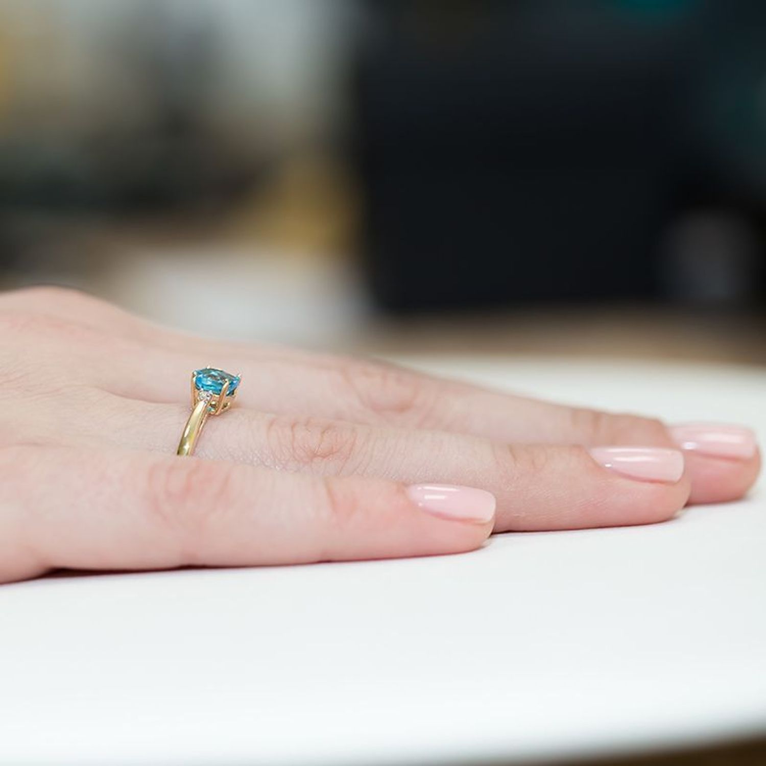 Złoty pierścionek damski 585 Błękitny Topaz z Diamentami 0.03 ct 1.jpg