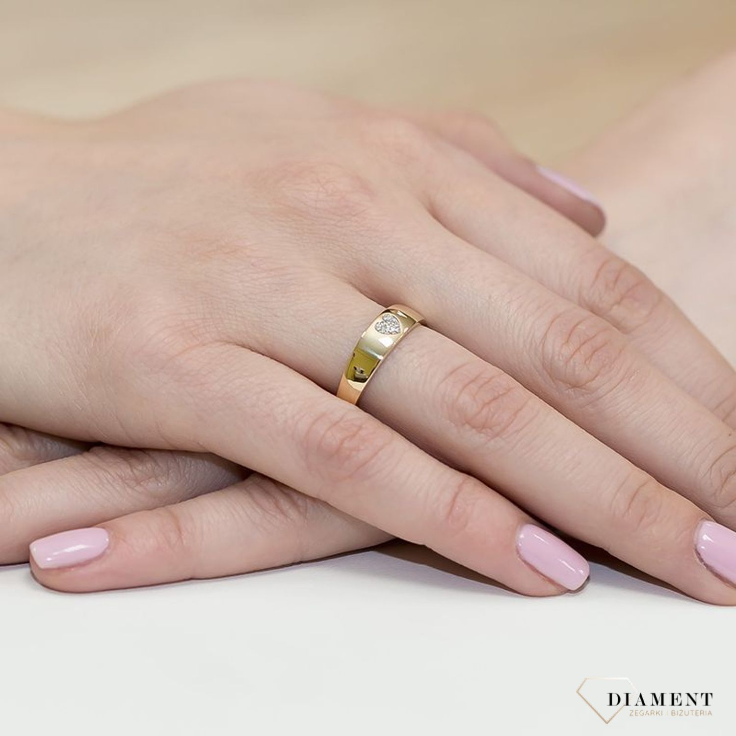 Złoty pierścionek damski 585 Złota obrączka z Diamentami 0.03 ct DIAPRSW064Z585B0.03 Pierścionek z żółtego 14 karatowego złota z Diamentami, idealny prezent dla każdej kobiety. Możliwość zamówienia Twojego Rozmiaru..jpg