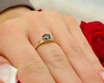 Złoty pierścionek z szafirem i diamentami W0076 – żółte złoto 585, szafir 0.50 ct (5 mm) oraz dwa diamenty SI2 H o łącznej masie 0.029 ct. Elegancka biżuteria o wadze 1.6–2.4 g. 7.jpg