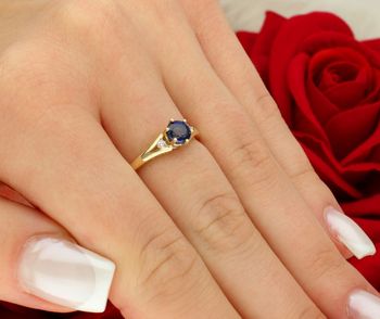 Złoty pierścionek z szafirem i diamentami W0076 – żółte złoto 585, szafir 0.50 ct (5 mm) oraz dwa diamenty SI2 H o łącznej masie 0.029 ct. Elegancka biżuteria o wadze 1.6–2.4 g. 8.jpg