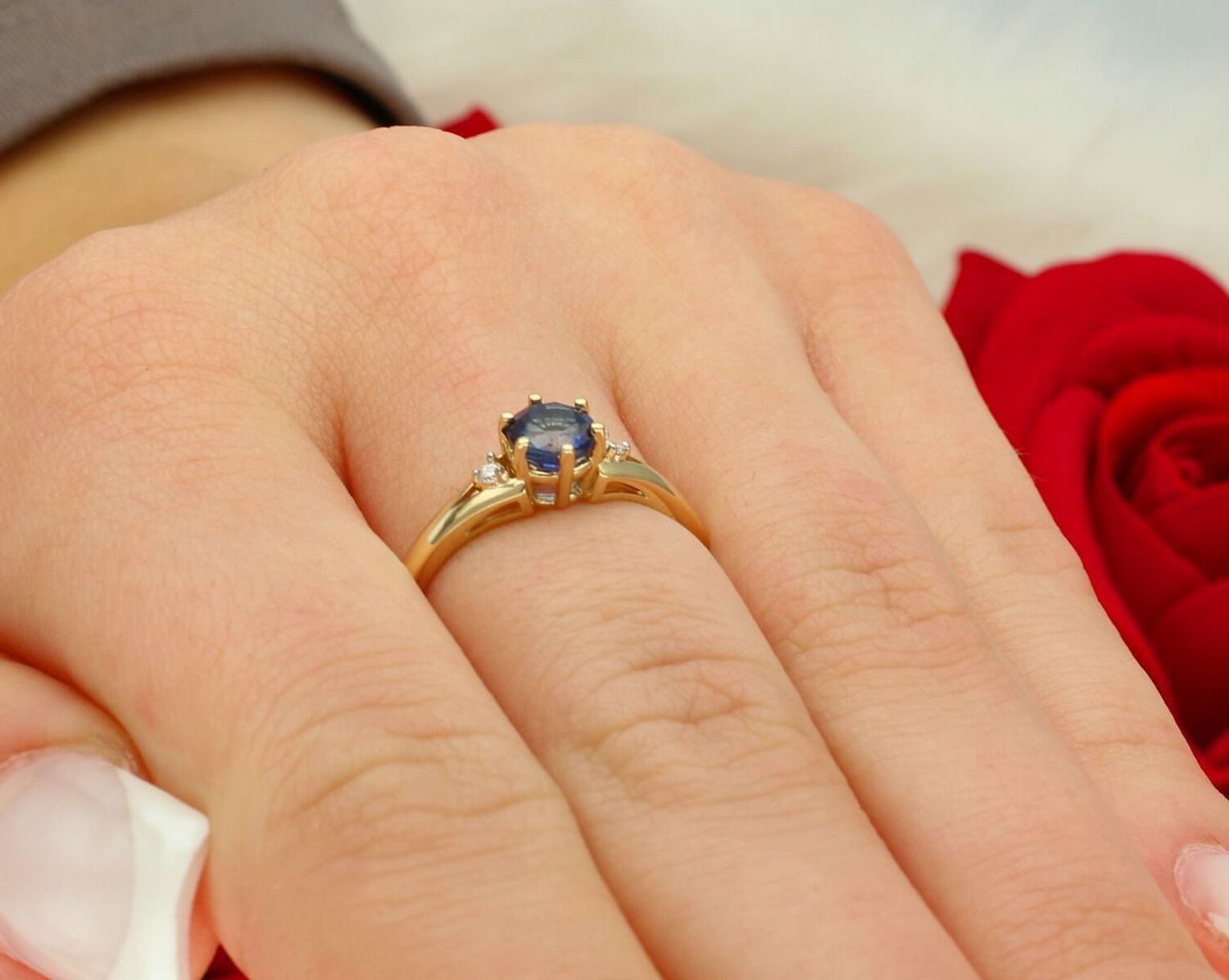 Złoty pierścionek z szafirem i diamentami W0076 – żółte złoto 585, szafir 0.50 ct (5 mm) oraz dwa diamenty SI2 H o łącznej masie 0.029 ct. Elegancka biżuteria o wadze 1.6–2.4 g1.jpg