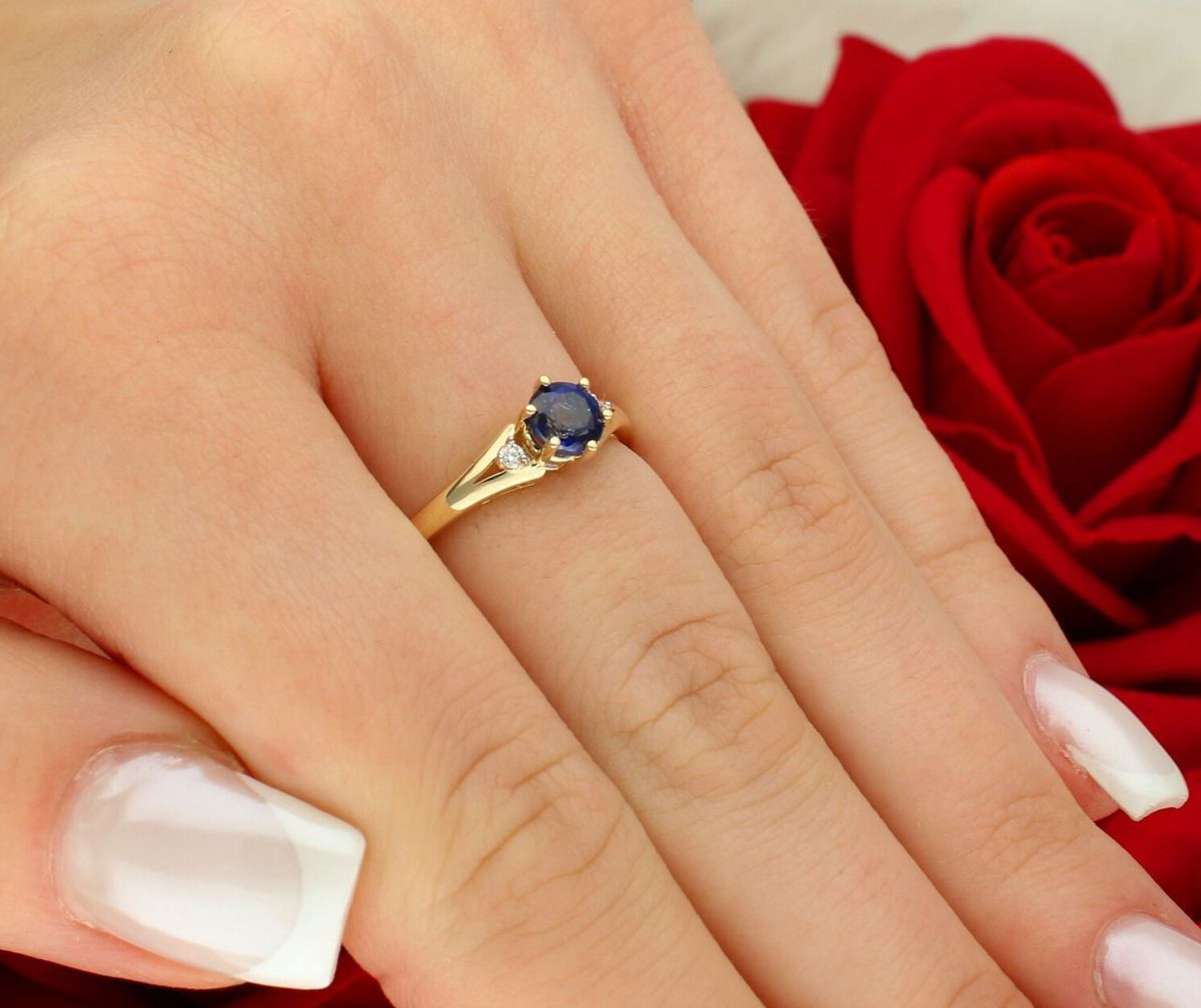 Złoty pierścionek z szafirem i diamentami W0076 – żółte złoto 585, szafir 0.50 ct (5 mm) oraz dwa diamenty SI2 H o łącznej masie 0.029 ct. Elegancka biżuteria o wadze 1.6–2.4 g1.jpg