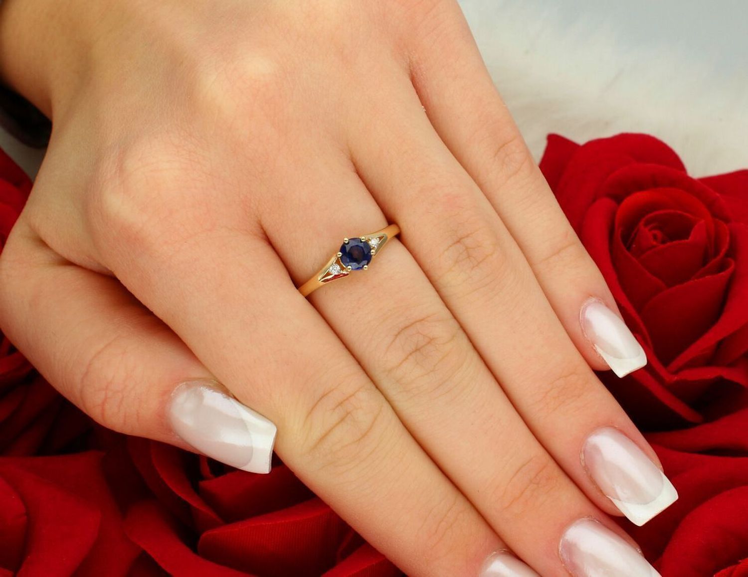 Złoty pierścionek z szafirem i diamentami W0076 – żółte złoto 585, szafir 0.50 ct (5 mm) oraz dwa diamenty SI2 H o łącznej masie 0.029 ct. Elegancka biżuteria o wadze 1.6–2.4 g1.jpg