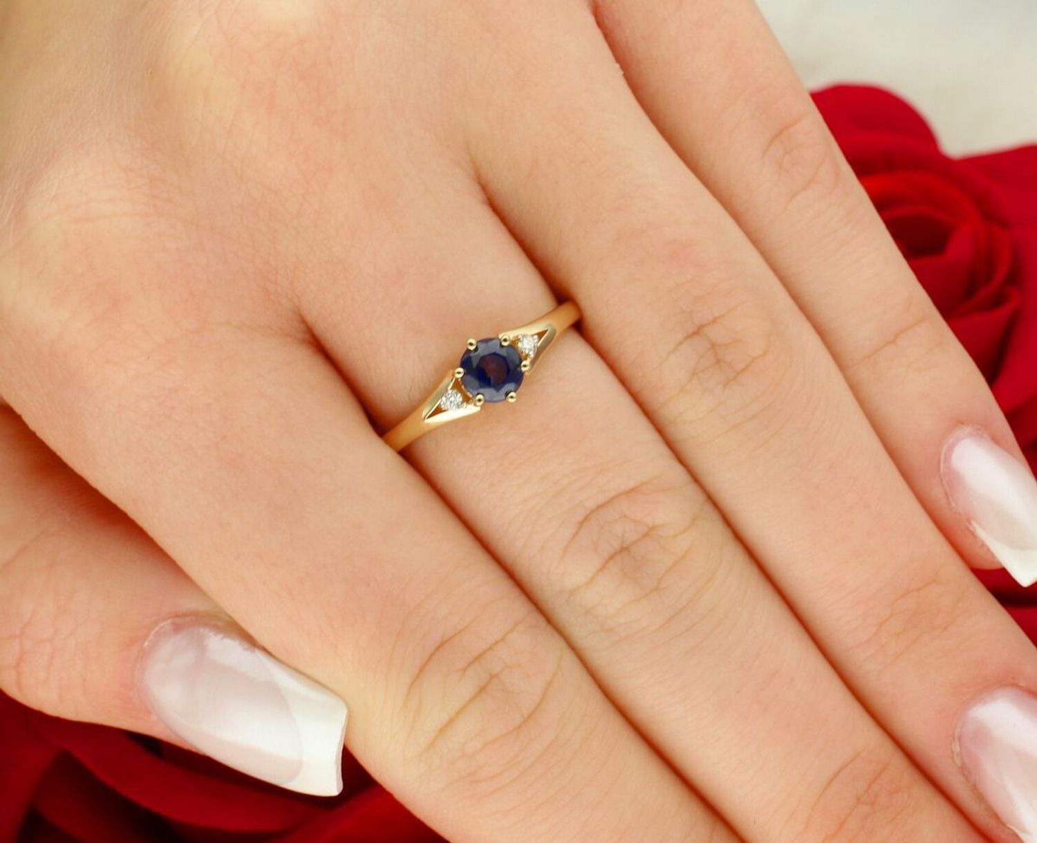 Złoty pierścionek z szafirem i diamentami W0076 – żółte złoto 585, szafir 0.50 ct (5 mm) oraz dwa diamenty SI2 H o łącznej masie 0.029 ct. Elegancka biżuteria o wadze 1.6–2.4 g1.jpg