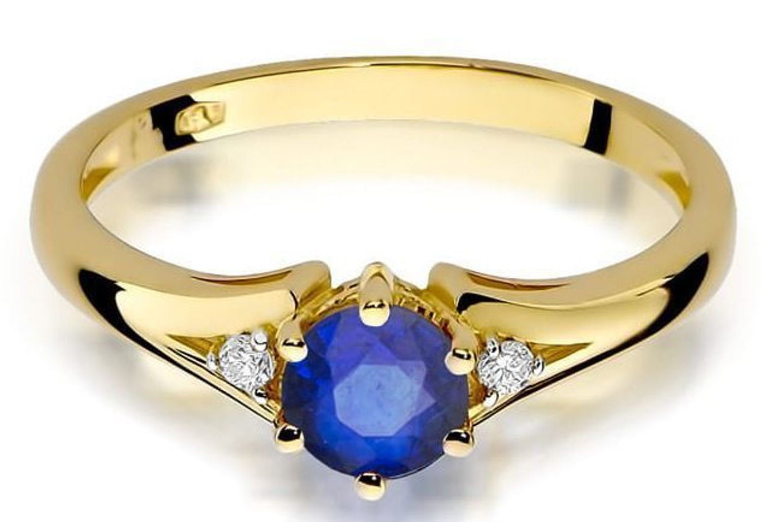 Złoty pierścionek z szafirem i diamentami W0076 – żółte złoto 585, szafir 0.50 ct (5 mm) oraz dwa diamenty SI2 H o łącznej masie 0.029 ct. Elegancka biżuteria o wadze 1.6–2.4 g1.jpg