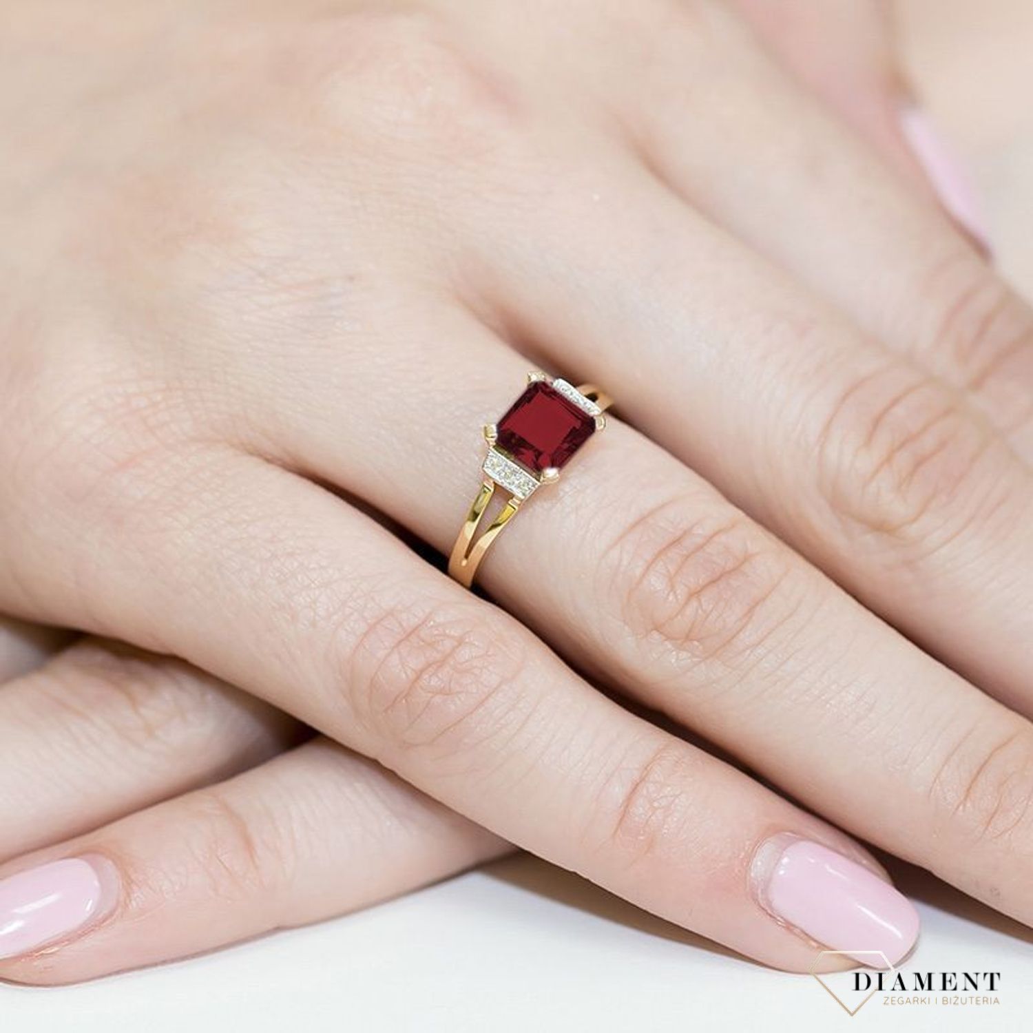 Pierścionek złoty z Diamentami 585 Pierścionek z Granatem i Diamentami 0.03 ct DIAPRSW103Z585G1.30  Pierścionek z żółtego 14 karatowego złota z Diamentami i Granatem, idealny prezent dla każdej kobiety. Możliwość zamówienia.jpg