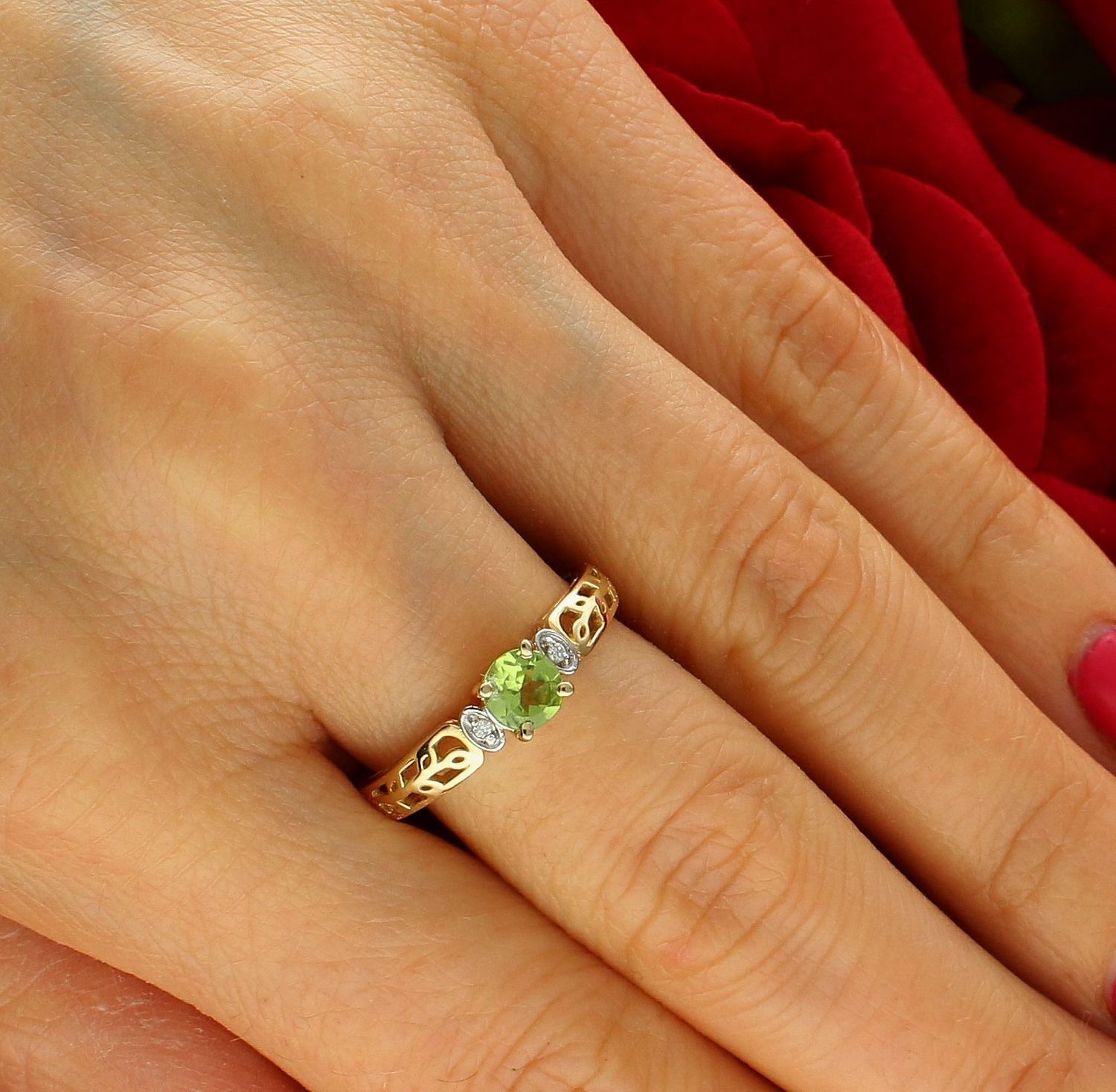 Złoty pierścionek damski 585 Okrągły Oliwin z Diamentami 0.02 ct DIAPRSW014Z585O0.60 Możliwość zamówienia dowolnego rozmiaru sprawia że każda kobieta znajdzie coś wyjątkowego dla siebie, idealnie dopasowanego pod indywidualne p.jpg