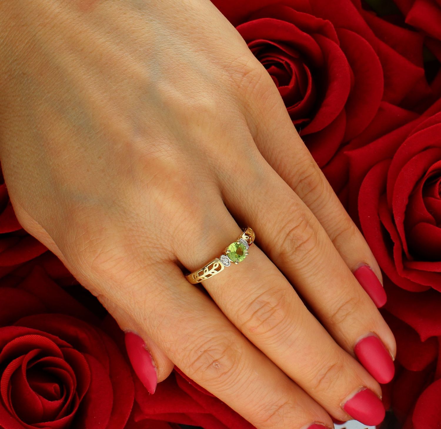 Złoty pierścionek damski 585 Okrągły Oliwin z Diamentami 0.02 ct DIAPRSW014Z585O0.60 Możliwość zamówienia dowolnego rozmiaru sprawia że każda kobieta znajdzie coś wyjątkowego dla siebie, idealnie dopasowanego pod indywidualne p.jpg