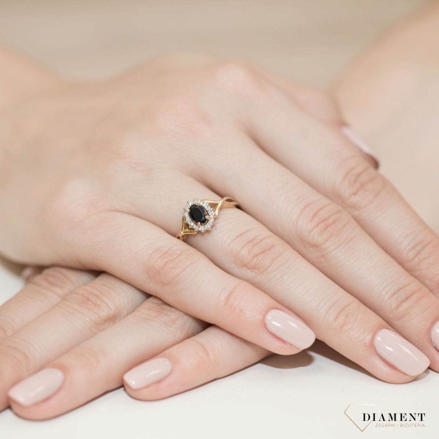 Złoty pierścionek damski 585 Owalna markiza z Szafirem i Diamentami 0.12 ct DIAPRSW182Z585S0.70 Pierścionek z żółtego 14 karatowego złota z Diamentami, idealny prezent dla każdej kobiety. Możliwość zamówienia Twojego Rozmiar.jpg