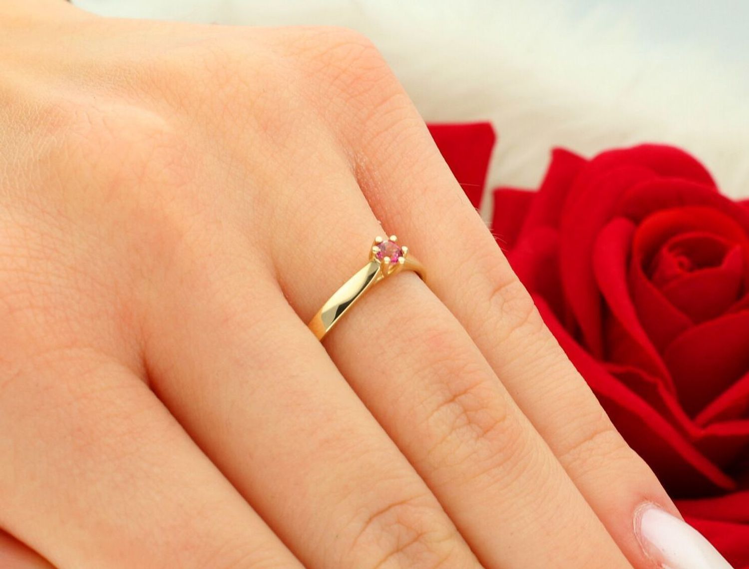 Klasyczny pierścionek złoty W0222 wykonany z żółtego złota próby 585. Jednokamieniowy design z kamieniem 0.13 ct (3.0 mm). Waga 1.4–2.0 g, wysokość korony 4.2 mm. Idealny pierścionek zaręczynowy.jpg