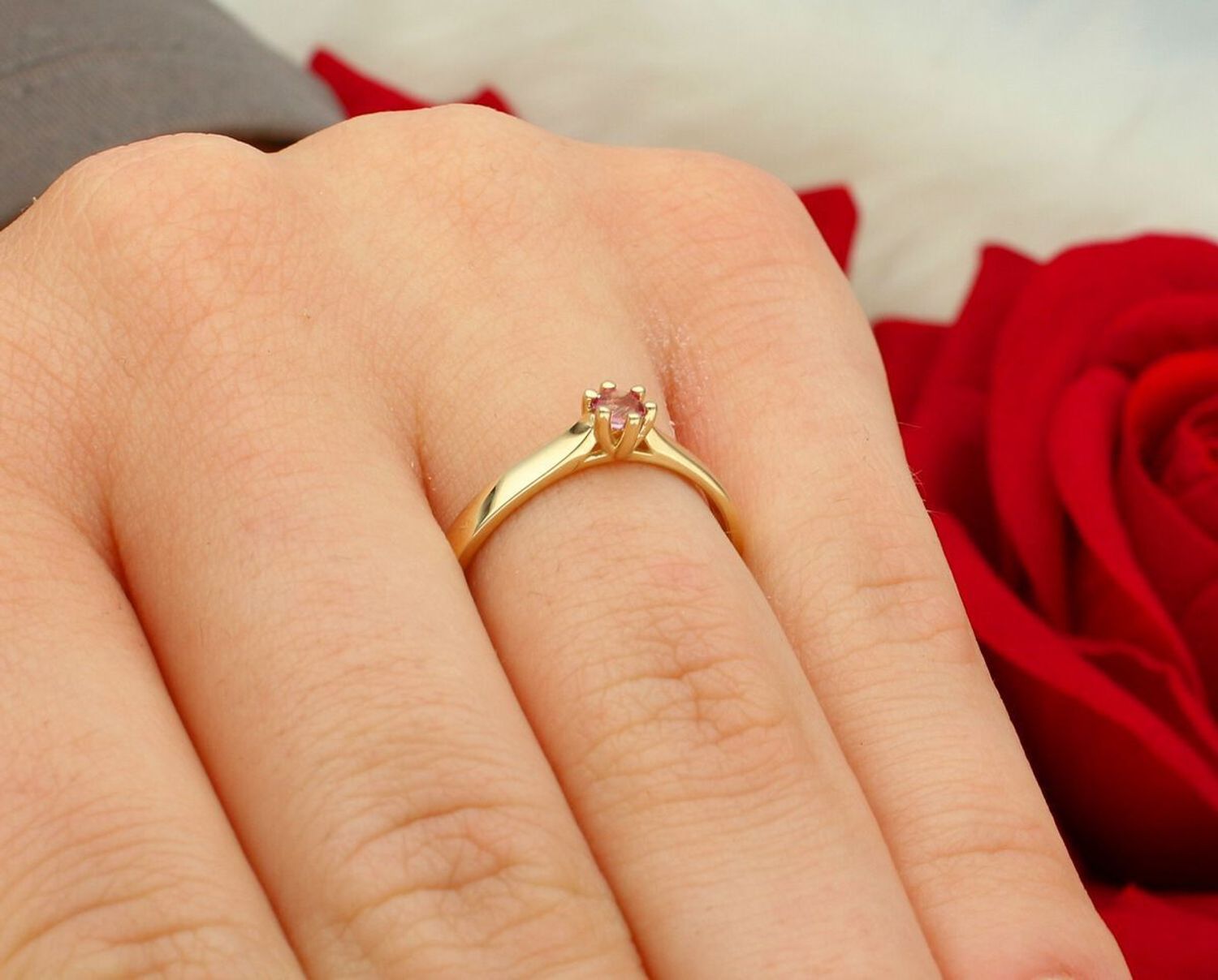 Klasyczny pierścionek złoty W0222 wykonany z żółtego złota próby 585. Jednokamieniowy design z kamieniem 0.13 ct (3.0 mm). Waga 1.4–2.0 g, wysokość korony 4.2 mm. Idealny pierścionek zaręczynowy.jpg