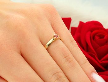 Klasyczny pierścionek złoty W0222 wykonany z żółtego złota próby 585. Jednokamieniowy design z kamieniem 0.13 ct (3.0 mm). Waga 1.4–2.0 g, wysokość korony 4.2 mm. 5.jpg