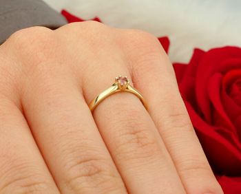 Klasyczny pierścionek złoty W0222 wykonany z żółtego złota próby 585. Jednokamieniowy design z kamieniem 0.13 ct (3.0 mm). Waga 1.4–2.0 g, wysokość korony 4.2 mm. 6.jpg