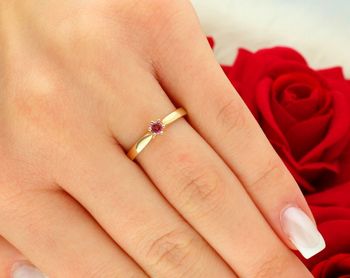 Klasyczny pierścionek złoty W0222 wykonany z żółtego złota próby 585. Jednokamieniowy design z kamieniem 0.13 ct (3.0 mm). Waga 1.4–2.0 g, wysokość korony 4.2 mm.4.jpg