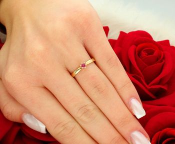 Klasyczny pierścionek złoty W0222 wykonany z żółtego złota próby 585. Jednokamieniowy design z kamieniem 0.13 ct (3.0 mm). Waga 1.4–2.0 g, wysokość korony 4.2 mm3.jpg