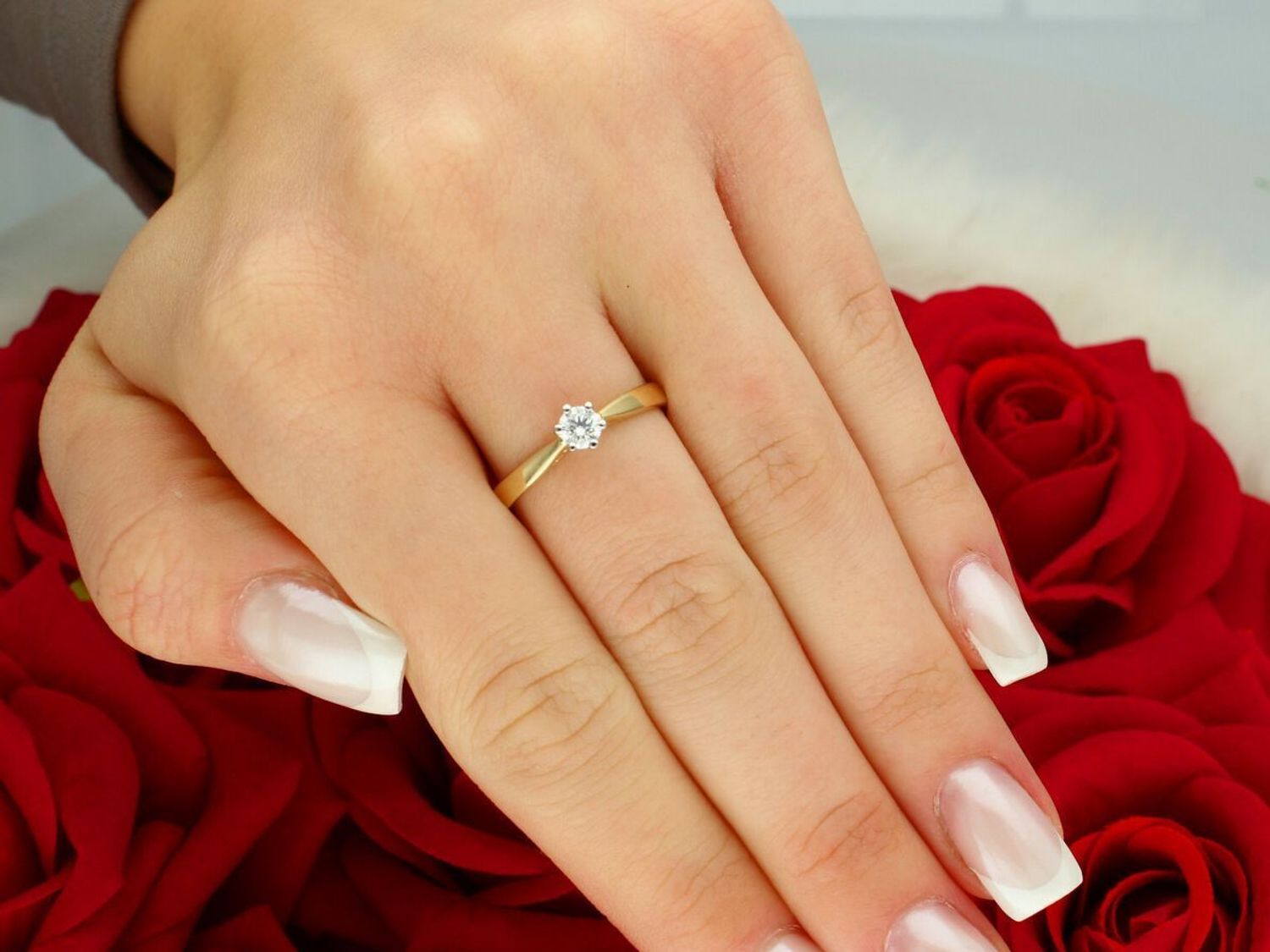 Złoty pierścionek z diamentem laboratoryjnym W0229B – złoto 585 w kolorze żółtym, diament 0.25 ct (VS2 F, 4.1 mm). Elegancka, etyczna biżuteria o wadze 1.7–2.5 g. 1.jpg